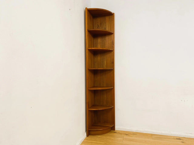 WMK I Hochwertiges und sehr gut erhaltenes schmales skandinavisches Eckregal aus vollem Holz in Teak mit verstellbaren Regalböden I Regal Bücheregal Danisch DEsign Retro Vintage TeakI