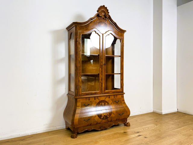 WMK # Vornehme und sehr gut erhaltene italienische Stilmöbel Vitrine von Tarocco Sergio im Rokoko Stil mit feinen Intarsien und Messingbeschlägen # Geschirrschrank Schrank Highboard Biedermeier Barock