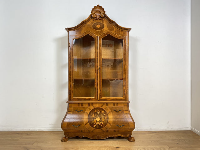 WMK # Vornehme und sehr gut erhaltene italienische Stilmöbel Vitrine von Tarocco Sergio im Rokoko Stil mit feinen Intarsien und Messingbeschlägen # Geschirrschrank Schrank Highboard Biedermeier Barock
