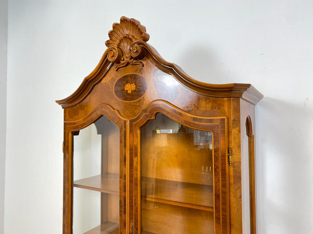 WMK # Vornehme und sehr gut erhaltene italienische Stilmöbel Vitrine von Tarocco Sergio im Rokoko Stil mit feinen Intarsien und Messingbeschlägen # Geschirrschrank Schrank Highboard Biedermeier Barock