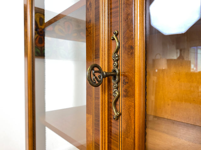 WMK # Vornehme und sehr gut erhaltene italienische Stilmöbel Vitrine von Tarocco Sergio im Rokoko Stil mit feinen Intarsien und Messingbeschlägen # Geschirrschrank Schrank Highboard Biedermeier Barock