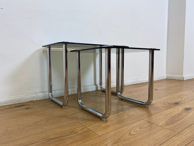 WMK # Formschöner und sehr gut erhaltener ital. Space Age 2-in-1 Satztisch aus Chrom mit stilvollem Rauchglas, um 1970 # Couchtisch Beistelltisch Glastisch Schachteltisch Coffee Nesting Table Vintage