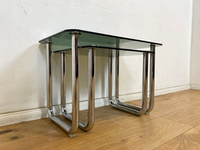 WMK # Formschöner und sehr gut erhaltener ital. Space Age 2-in-1 Satztisch aus Chrom mit stilvollem Rauchglas, um 1970 # Couchtisch Beistelltisch Glastisch Schachteltisch Coffee Nesting Table Vintage