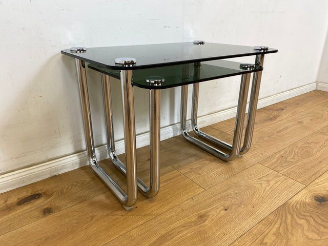 WMK # Formschöner und sehr gut erhaltener ital. Space Age 2-in-1 Satztisch aus Chrom mit stilvollem Rauchglas, um 1970 # Couchtisch Beistelltisch Glastisch Schachteltisch Coffee Nesting Table Vintage