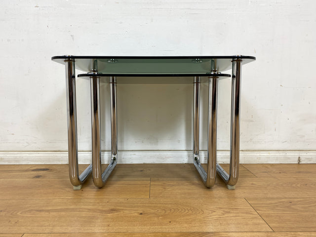 WMK # Formschöner und sehr gut erhaltener ital. Space Age 2-in-1 Satztisch aus Chrom mit stilvollem Rauchglas, um 1970 # Couchtisch Beistelltisch Glastisch Schachteltisch Coffee Nesting Table Vintage
