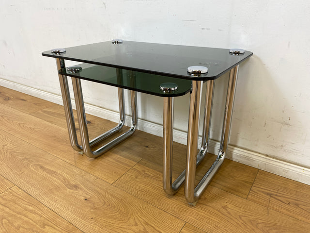 WMK # Formschöner und sehr gut erhaltener ital. Space Age 2-in-1 Satztisch aus Chrom mit stilvollem Rauchglas, um 1970 # Couchtisch Beistelltisch Glastisch Schachteltisch Coffee Nesting Table Vintage