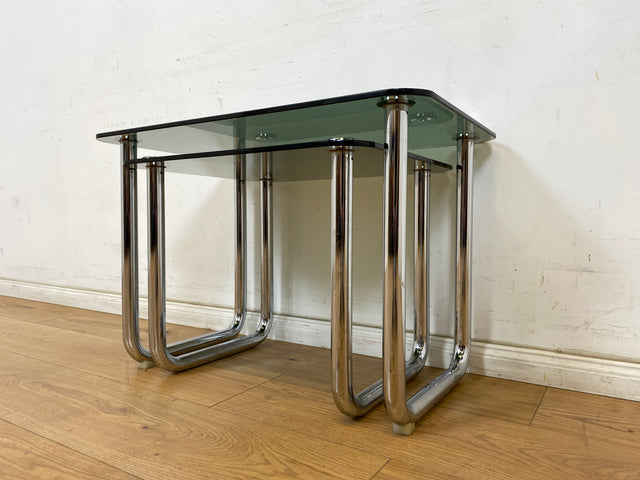 WMK # Formschöner und sehr gut erhaltener ital. Space Age 2-in-1 Satztisch aus Chrom mit stilvollem Rauchglas, um 1970 # Couchtisch Beistelltisch Glastisch Schachteltisch Coffee Nesting Table Vintage