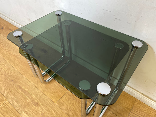 WMK # Formschöner und sehr gut erhaltener ital. Space Age 2-in-1 Satztisch aus Chrom mit stilvollem Rauchglas, um 1970 # Couchtisch Beistelltisch Glastisch Schachteltisch Coffee Nesting Table Vintage