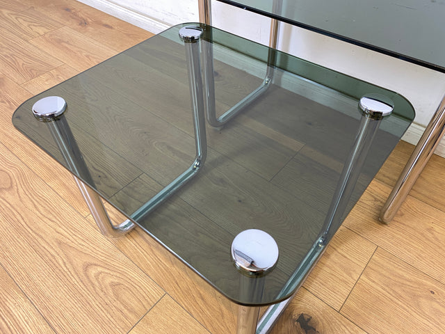 WMK # Formschöner und sehr gut erhaltener ital. Space Age 2-in-1 Satztisch aus Chrom mit stilvollem Rauchglas, um 1970 # Couchtisch Beistelltisch Glastisch Schachteltisch Coffee Nesting Table Vintage