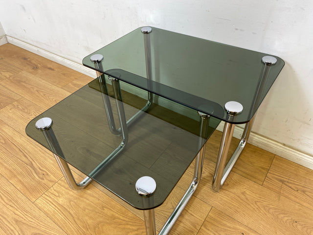 WMK # Formschöner und sehr gut erhaltener ital. Space Age 2-in-1 Satztisch aus Chrom mit stilvollem Rauchglas, um 1970 # Couchtisch Beistelltisch Glastisch Schachteltisch Coffee Nesting Table Vintage