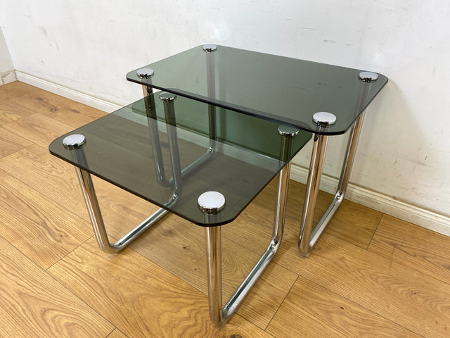 WMK # Formschöner und sehr gut erhaltener ital. Space Age 2-in-1 Satztisch aus Chrom mit stilvollem Rauchglas, um 1970 # Couchtisch Beistelltisch Glastisch Schachteltisch Coffee Nesting Table Vintage