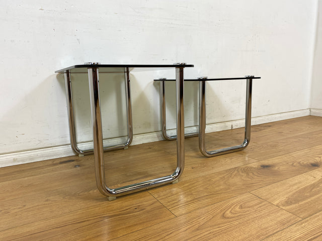 WMK # Formschöner und sehr gut erhaltener ital. Space Age 2-in-1 Satztisch aus Chrom mit stilvollem Rauchglas, um 1970 # Couchtisch Beistelltisch Glastisch Schachteltisch Coffee Nesting Table Vintage
