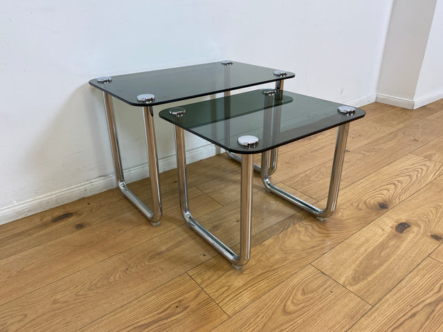 WMK # Formschöner und sehr gut erhaltener ital. Space Age 2-in-1 Satztisch aus Chrom mit stilvollem Rauchglas, um 1970 # Couchtisch Beistelltisch Glastisch Schachteltisch Coffee Nesting Table Vintage