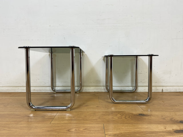 WMK # Formschöner und sehr gut erhaltener ital. Space Age 2-in-1 Satztisch aus Chrom mit stilvollem Rauchglas, um 1970 # Couchtisch Beistelltisch Glastisch Schachteltisch Coffee Nesting Table Vintage