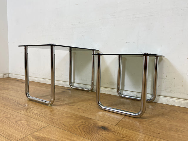 WMK # Formschöner und sehr gut erhaltener ital. Space Age 2-in-1 Satztisch aus Chrom mit stilvollem Rauchglas, um 1970 # Couchtisch Beistelltisch Glastisch Schachteltisch Coffee Nesting Table Vintage
