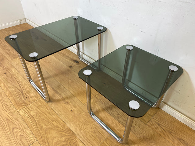 WMK # Formschöner und sehr gut erhaltener ital. Space Age 2-in-1 Satztisch aus Chrom mit stilvollem Rauchglas, um 1970 # Couchtisch Beistelltisch Glastisch Schachteltisch Coffee Nesting Table Vintage