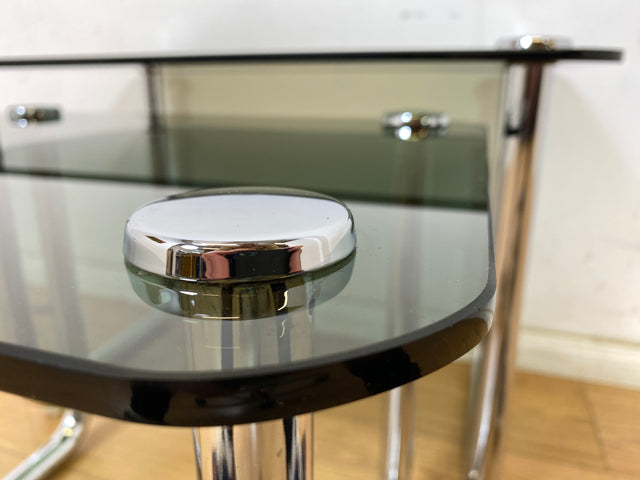 WMK # Formschöner und sehr gut erhaltener ital. Space Age 2-in-1 Satztisch aus Chrom mit stilvollem Rauchglas, um 1970 # Couchtisch Beistelltisch Glastisch Schachteltisch Coffee Nesting Table Vintage