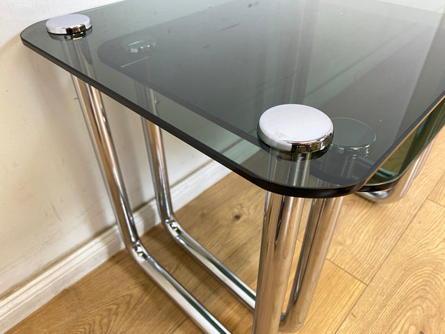 WMK # Formschöner und sehr gut erhaltener ital. Space Age 2-in-1 Satztisch aus Chrom mit stilvollem Rauchglas, um 1970 # Couchtisch Beistelltisch Glastisch Schachteltisch Coffee Nesting Table Vintage
