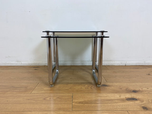 WMK # Formschöner und sehr gut erhaltener ital. Space Age 2-in-1 Satztisch aus Chrom mit stilvollem Rauchglas, um 1970 # Couchtisch Beistelltisch Glastisch Schachteltisch Coffee Nesting Table Vintage