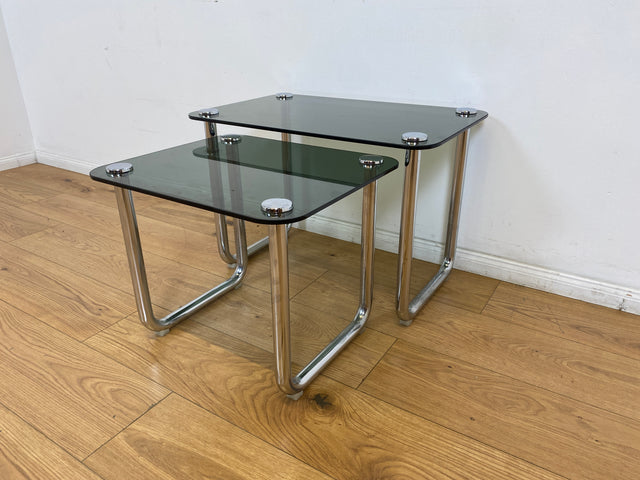 WMK # Formschöner und sehr gut erhaltener ital. Space Age 2-in-1 Satztisch aus Chrom mit stilvollem Rauchglas, um 1970 # Couchtisch Beistelltisch Glastisch Schachteltisch Coffee Nesting Table Vintage