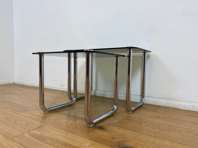 WMK # Formschöner und sehr gut erhaltener ital. Space Age 2-in-1 Satztisch aus Chrom mit stilvollem Rauchglas, um 1970 # Couchtisch Beistelltisch Glastisch Schachteltisch Coffee Nesting Table Vintage
