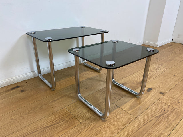 WMK # Formschöner und sehr gut erhaltener ital. Space Age 2-in-1 Satztisch aus Chrom mit stilvollem Rauchglas, um 1970 # Couchtisch Beistelltisch Glastisch Schachteltisch Coffee Nesting Table Vintage