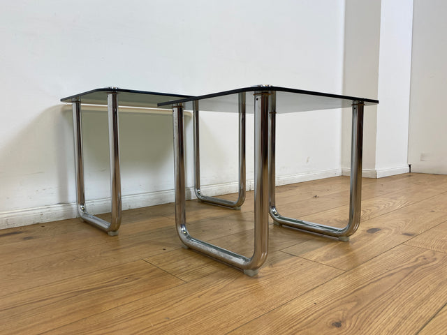 WMK # Formschöner und sehr gut erhaltener ital. Space Age 2-in-1 Satztisch aus Chrom mit stilvollem Rauchglas, um 1970 # Couchtisch Beistelltisch Glastisch Schachteltisch Coffee Nesting Table Vintage