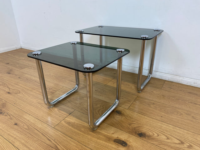 WMK # Formschöner und sehr gut erhaltener ital. Space Age 2-in-1 Satztisch aus Chrom mit stilvollem Rauchglas, um 1970 # Couchtisch Beistelltisch Glastisch Schachteltisch Coffee Nesting Table Vintage