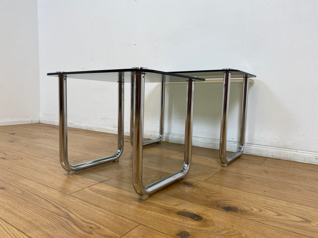 WMK # Formschöner und sehr gut erhaltener ital. Space Age 2-in-1 Satztisch aus Chrom mit stilvollem Rauchglas, um 1970 # Couchtisch Beistelltisch Glastisch Schachteltisch Coffee Nesting Table Vintage