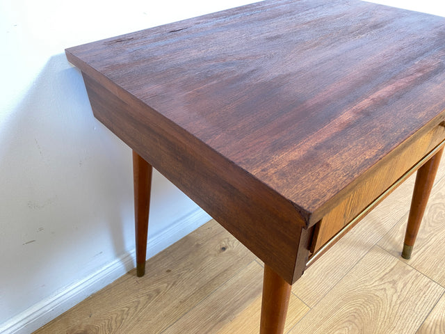 WMK # Sehr hübsche kleine Mid-Century Kommode in Nussbaum und Mahagoni mit Schublade und hübschem Messinggriff # Schränkchen Beistelltisch Nachttisch Nachtschrank Nachtkommode Ablage 50er 60er Vintage