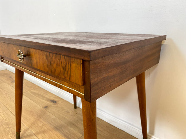 WMK # Sehr hübsche kleine Mid-Century Kommode in Nussbaum und Mahagoni mit Schublade und hübschem Messinggriff # Schränkchen Beistelltisch Nachttisch Nachtschrank Nachtkommode Ablage 50er 60er Vintage