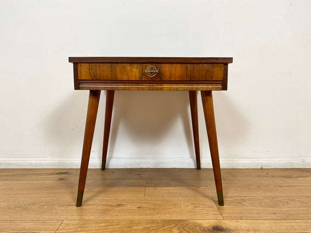 WMK # Sehr hübsche kleine Mid-Century Kommode in Nussbaum und Mahagoni mit Schublade und hübschem Messinggriff # Schränkchen Beistelltisch Nachttisch Nachtschrank Nachtkommode Ablage 50er 60er Vintage