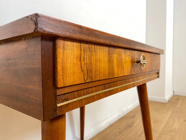 WMK # Sehr hübsche kleine Mid-Century Kommode in Nussbaum und Mahagoni mit Schublade und hübschem Messinggriff # Schränkchen Beistelltisch Nachttisch Nachtschrank Nachtkommode Ablage 50er 60er Vintage