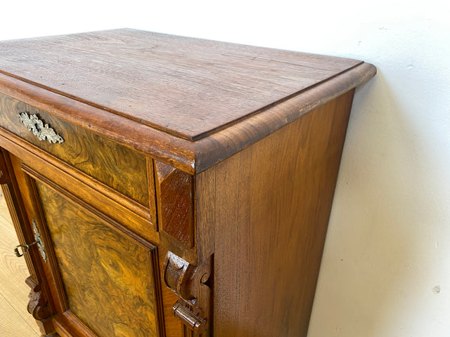 WMK I Vornehme kleine antike Kommode aus vollem Holz in Nussbaumwurzel mit Schublade , um 1880 I Schrank Schränkchen Ablage Flur Wäsche Vertiko Gründerzeit Historismus Vintage Berlin München Dresden