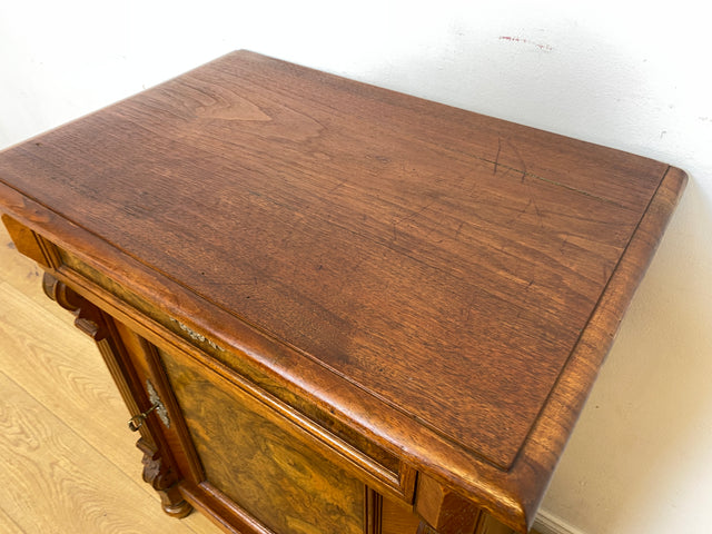 WMK I Vornehme kleine antike Kommode aus vollem Holz in Nussbaumwurzel mit Schublade , um 1880 I Schrank Schränkchen Ablage Flur Wäsche Vertiko Gründerzeit Historismus Vintage Berlin München Dresden