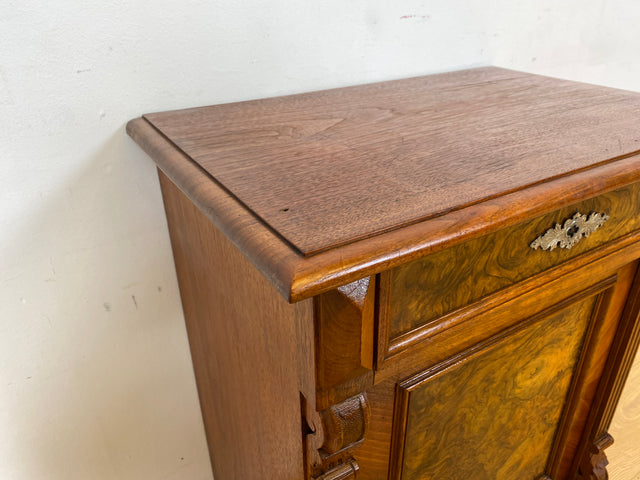 WMK I Vornehme kleine antike Kommode aus vollem Holz in Nussbaumwurzel mit Schublade , um 1880 I Schrank Schränkchen Ablage Flur Wäsche Vertiko Gründerzeit Historismus Vintage Berlin München Dresden