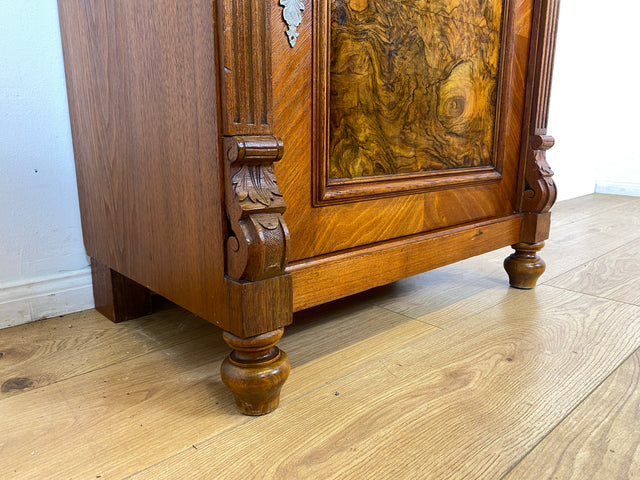 WMK I Vornehme kleine antike Kommode aus vollem Holz in Nussbaumwurzel mit Schublade , um 1880 I Schrank Schränkchen Ablage Flur Wäsche Vertiko Gründerzeit Historismus Vintage Berlin München Dresden