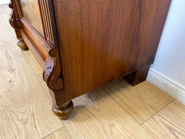 WMK I Vornehme kleine antike Kommode aus vollem Holz in Nussbaumwurzel mit Schublade , um 1880 I Schrank Schränkchen Ablage Flur Wäsche Vertiko Gründerzeit Historismus Vintage Berlin München Dresden