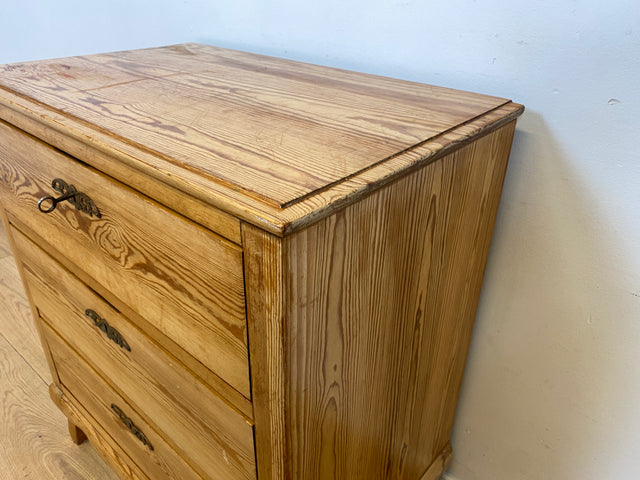 WMK I Wunderschöne kleine nordische antike Kommode aus vollem Holz mit Schubladen und Messingbeschlägen I Schrank Flur Weichholz Wäsche Bauern Landhaus Vintage Biedermeier Berlin Bielefeld Düsseldorf