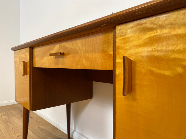 WMK Formschöner und sehr gut erhaltener kleiner Mid-Century Schminktisch von VEB Heidenau mit abnehm. Glasauflage # Frisierkommode Schreibtisch Desk Sekretär Dominia Rockabilly Vintage Retro 50er 60er