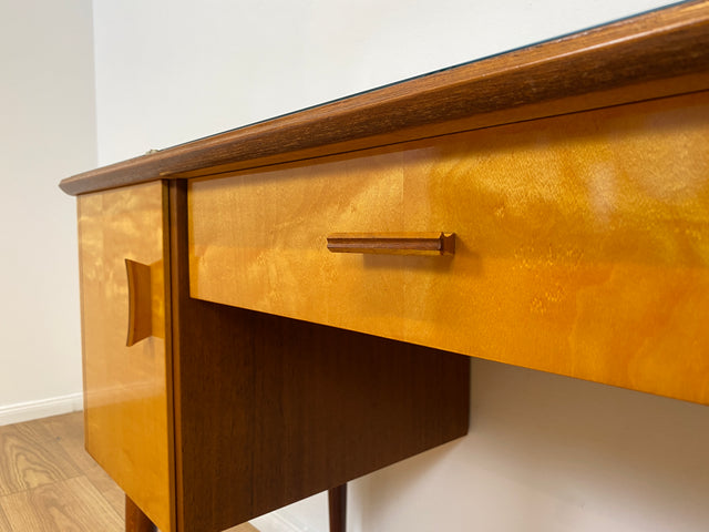 WMK Formschöner und sehr gut erhaltener kleiner Mid-Century Schminktisch von VEB Heidenau mit abnehm. Glasauflage # Frisierkommode Schreibtisch Desk Sekretär Dominia Rockabilly Vintage Retro 50er 60er