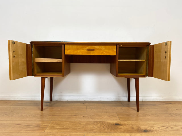WMK Formschöner und sehr gut erhaltener kleiner Mid-Century Schminktisch von VEB Heidenau mit abnehm. Glasauflage # Frisierkommode Schreibtisch Desk Sekretär Dominia Rockabilly Vintage Retro 50er 60er