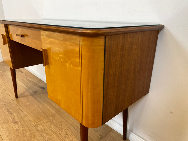 WMK Formschöner und sehr gut erhaltener kleiner Mid-Century Schminktisch von VEB Heidenau mit abnehm. Glasauflage # Frisierkommode Schreibtisch Desk Sekretär Dominia Rockabilly Vintage Retro 50er 60er