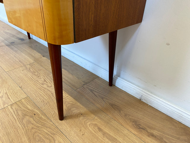 WMK Formschöner und sehr gut erhaltener kleiner Mid-Century Schminktisch von VEB Heidenau mit abnehm. Glasauflage # Frisierkommode Schreibtisch Desk Sekretär Dominia Rockabilly Vintage Retro 50er 60er