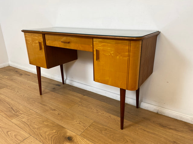 WMK Formschöner und sehr gut erhaltener kleiner Mid-Century Schminktisch von VEB Heidenau mit abnehm. Glasauflage # Frisierkommode Schreibtisch Desk Sekretär Dominia Rockabilly Vintage Retro 50er 60er