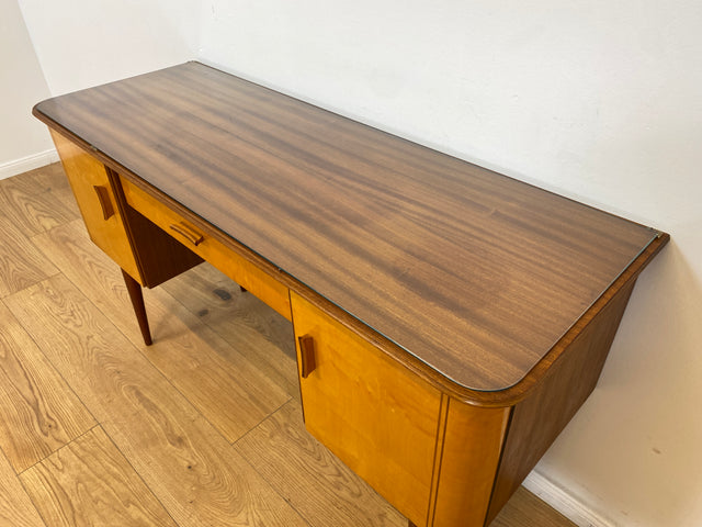 WMK Formschöner und sehr gut erhaltener kleiner Mid-Century Schminktisch von VEB Heidenau mit abnehm. Glasauflage # Frisierkommode Schreibtisch Desk Sekretär Dominia Rockabilly Vintage Retro 50er 60er