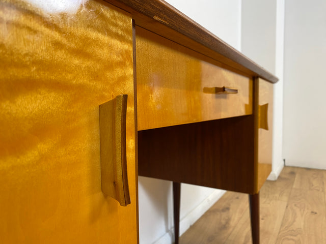 WMK Formschöner und sehr gut erhaltener kleiner Mid-Century Schminktisch von VEB Heidenau mit abnehm. Glasauflage # Frisierkommode Schreibtisch Desk Sekretär Dominia Rockabilly Vintage Retro 50er 60er