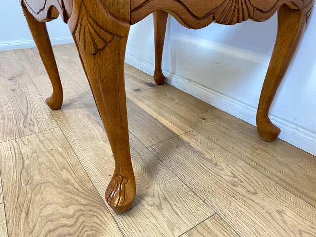 WMK # Wunderschöner, hochwertiger und sehr gut erhaltener kleiner Vintage Couchtisch in antikem Stil, massiv & handverziert # Beistelltisch Wohnzimmertisch Glastisch Coffee Table Chippendale Stilmöbel