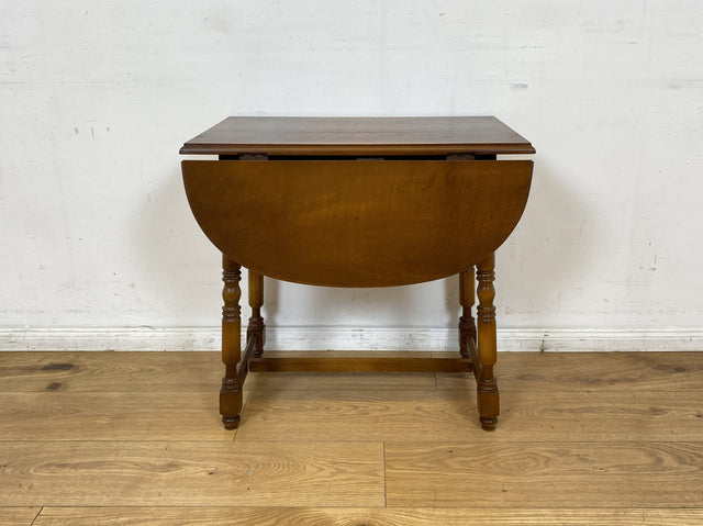 WMK I Versand möglich I Hübscher und gut erhaltener kleiner Vintage Klapptisch I ovaler Tisch Küchentisch Holztisch Esstisch Beistelltisch Couchtisch Ablage Retro Stilmöbel Berlin Leipzig Brandenburg