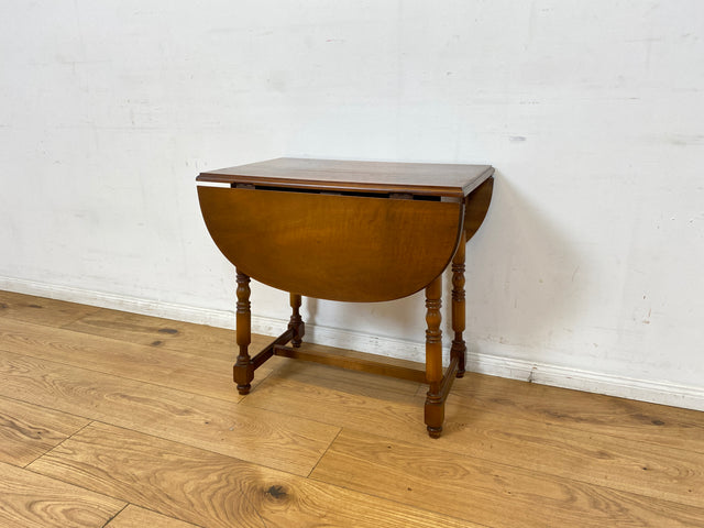 WMK I Versand möglich I Hübscher und gut erhaltener kleiner Vintage Klapptisch I ovaler Tisch Küchentisch Holztisch Esstisch Beistelltisch Couchtisch Ablage Retro Stilmöbel Berlin Leipzig Brandenburg